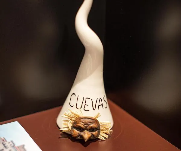 לינה וארוחת בוקר Cuevas Relais 4*
